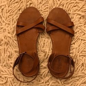Leather flat sandals with criss-cross straps